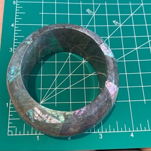 Iridescent Shell fragment vintage bangle bracelet - Picture 2 of 10